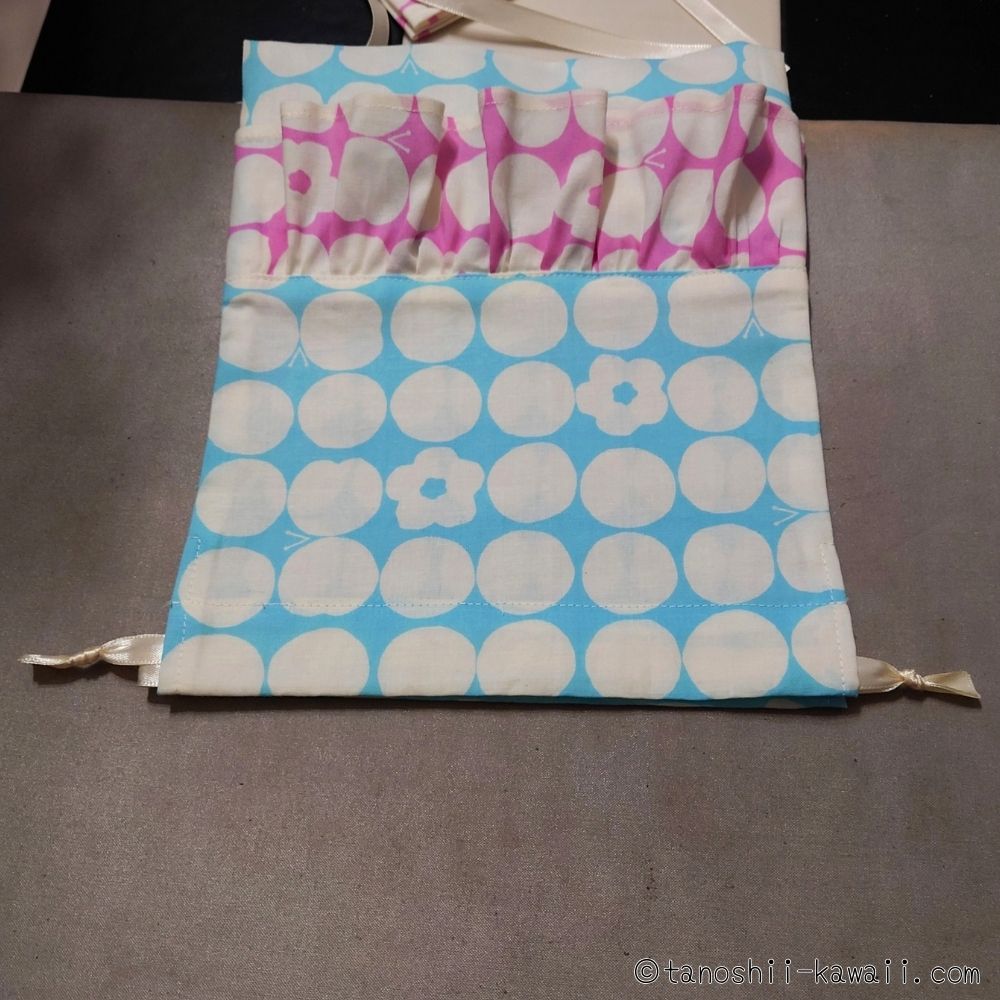 リボンを通します