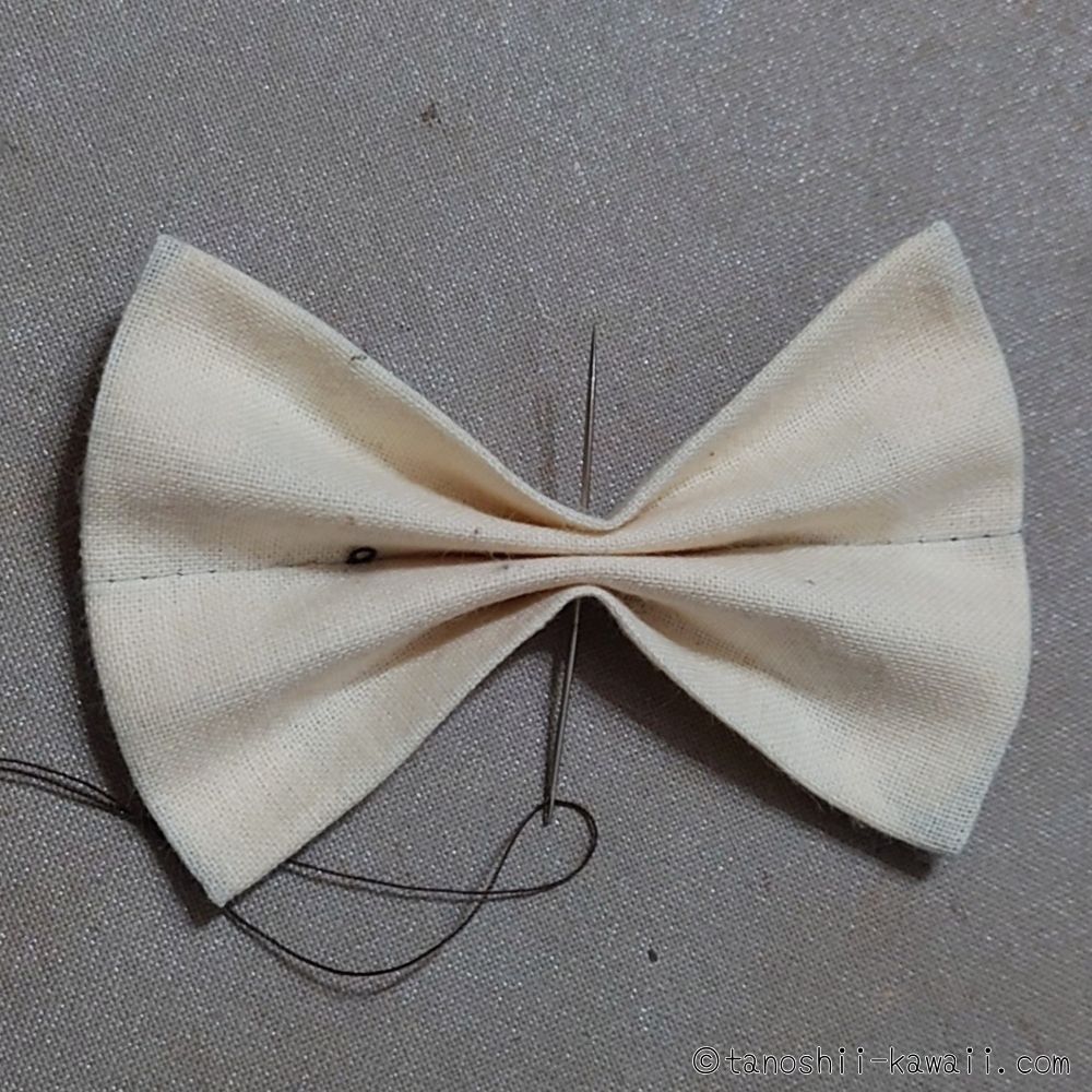 リボンを仕上げていく