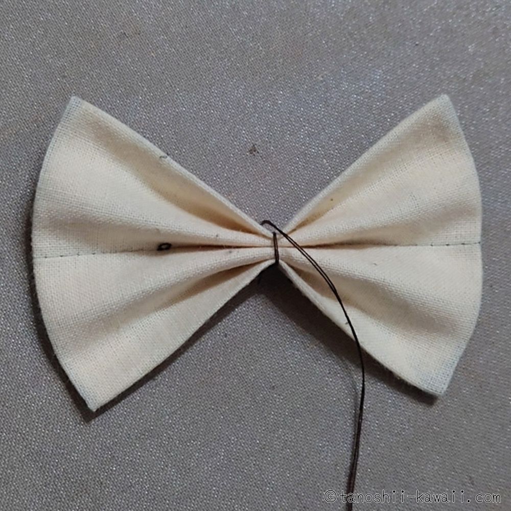 リボンを仕上げていく