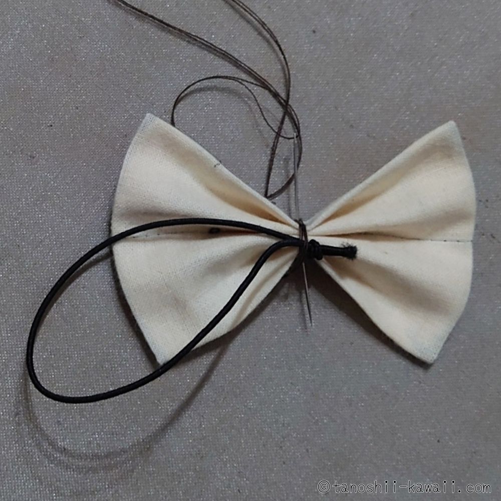 リボンを仕上げていく