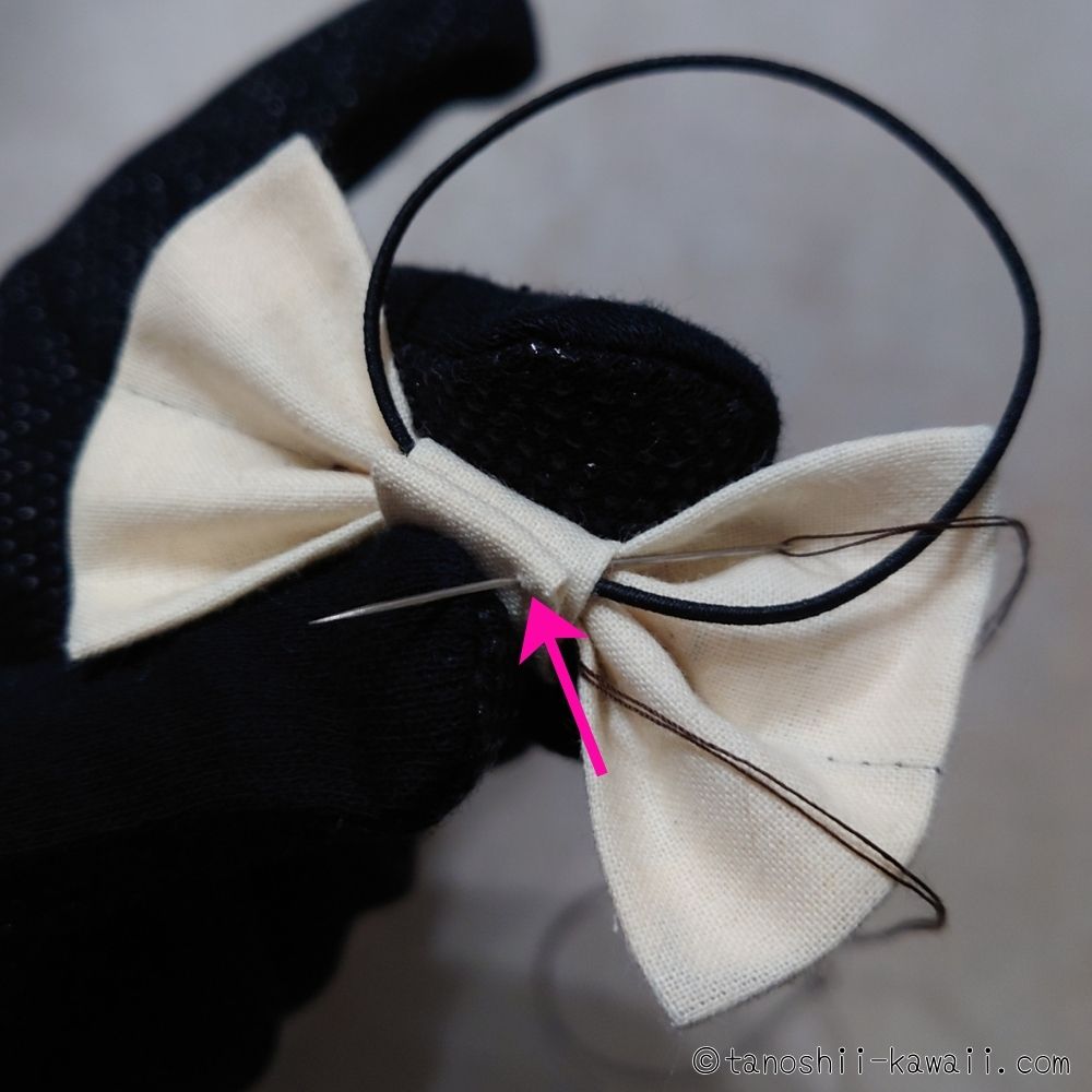 タブを手縫いで閉じていく