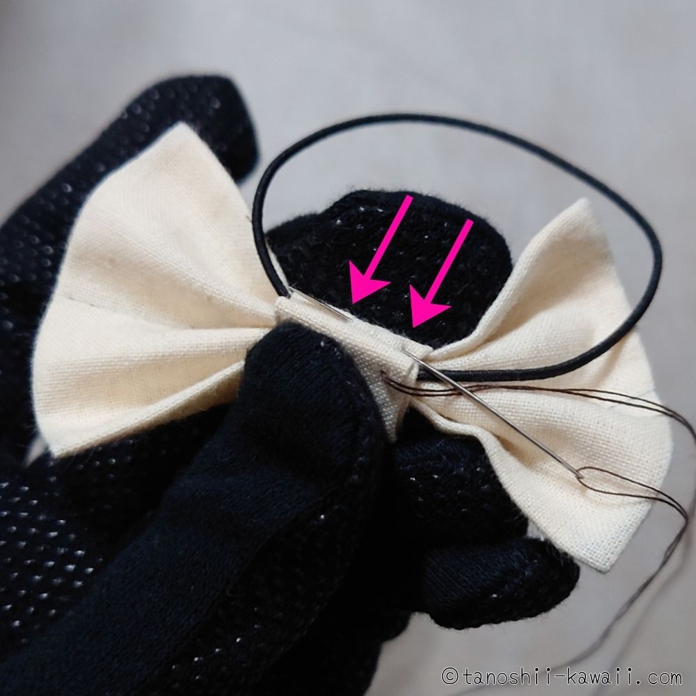 タブを手縫いで閉じていく