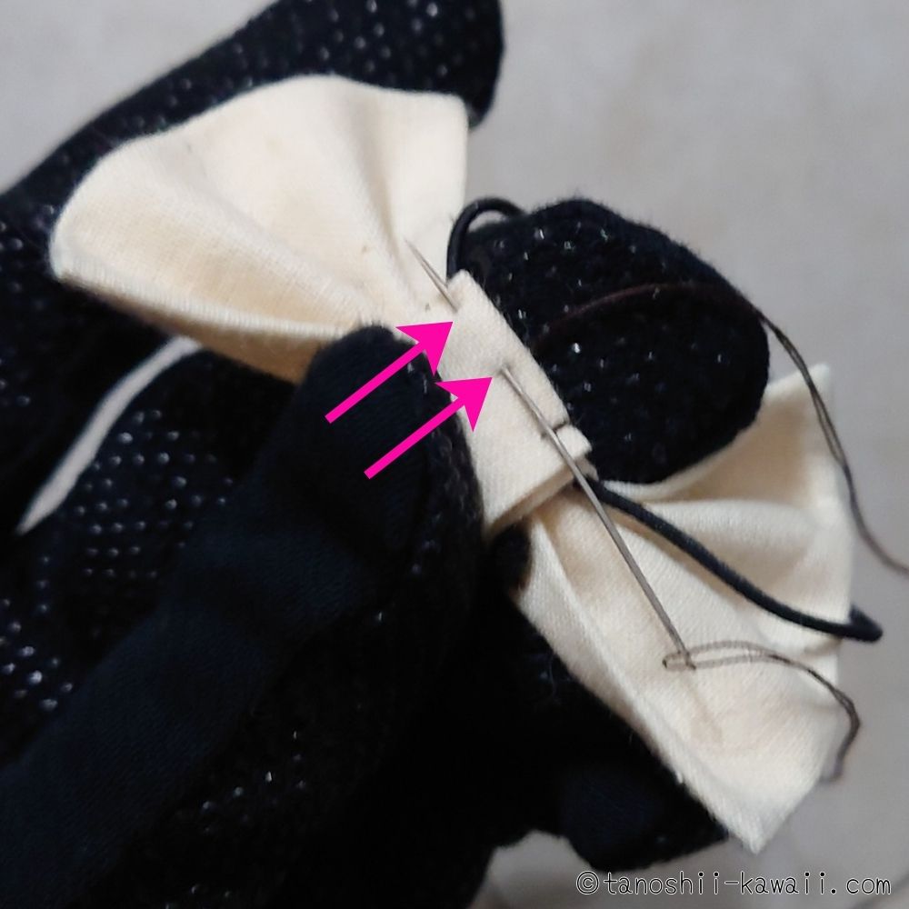 タブを手縫いで閉じていく