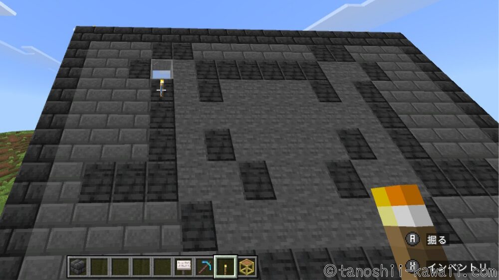 石Ver.の裏のガラスの下にも、たいまつを置く