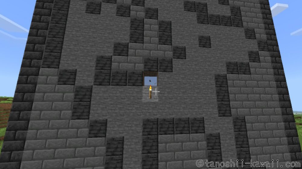 石Ver.の裏のガラスの下にも、たいまつを置く