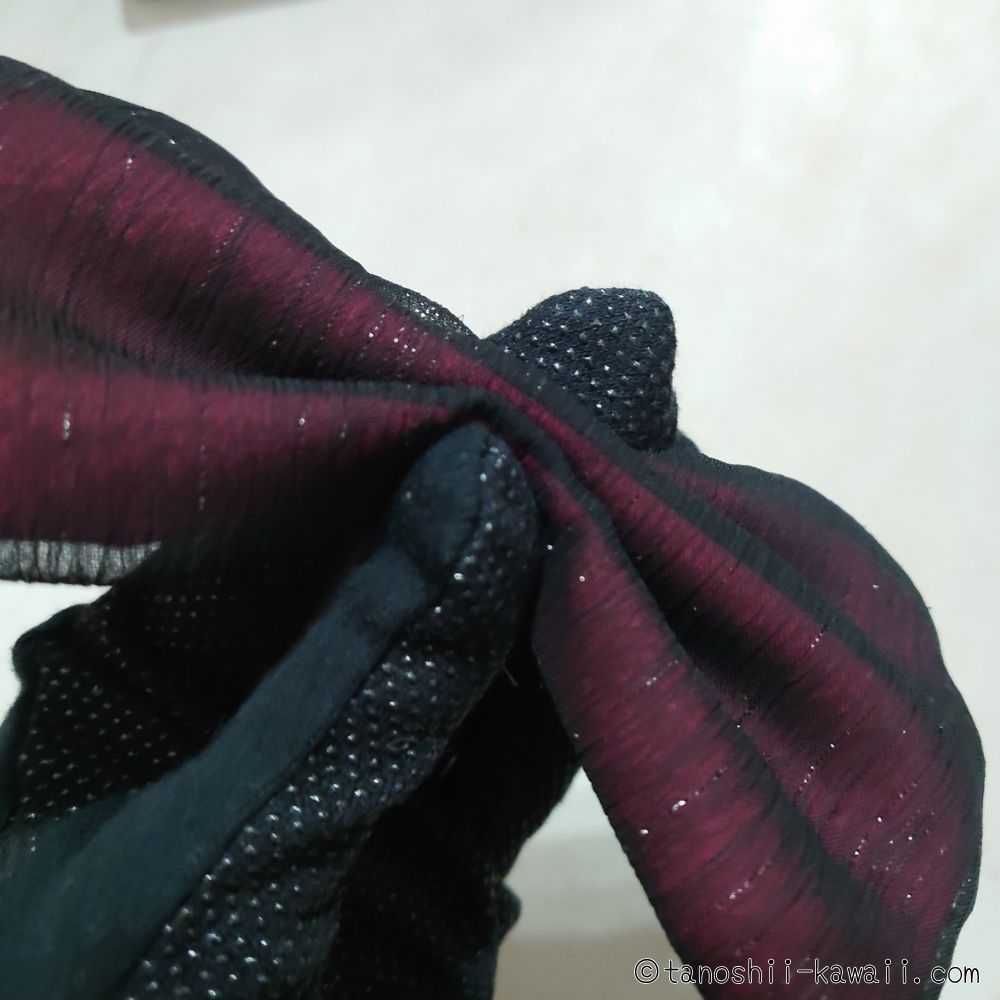 ふんわりするように、透け生地を少し前に引っ張る