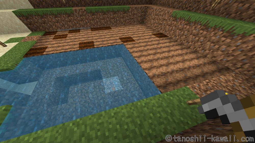 耕すと土が潤ってくる