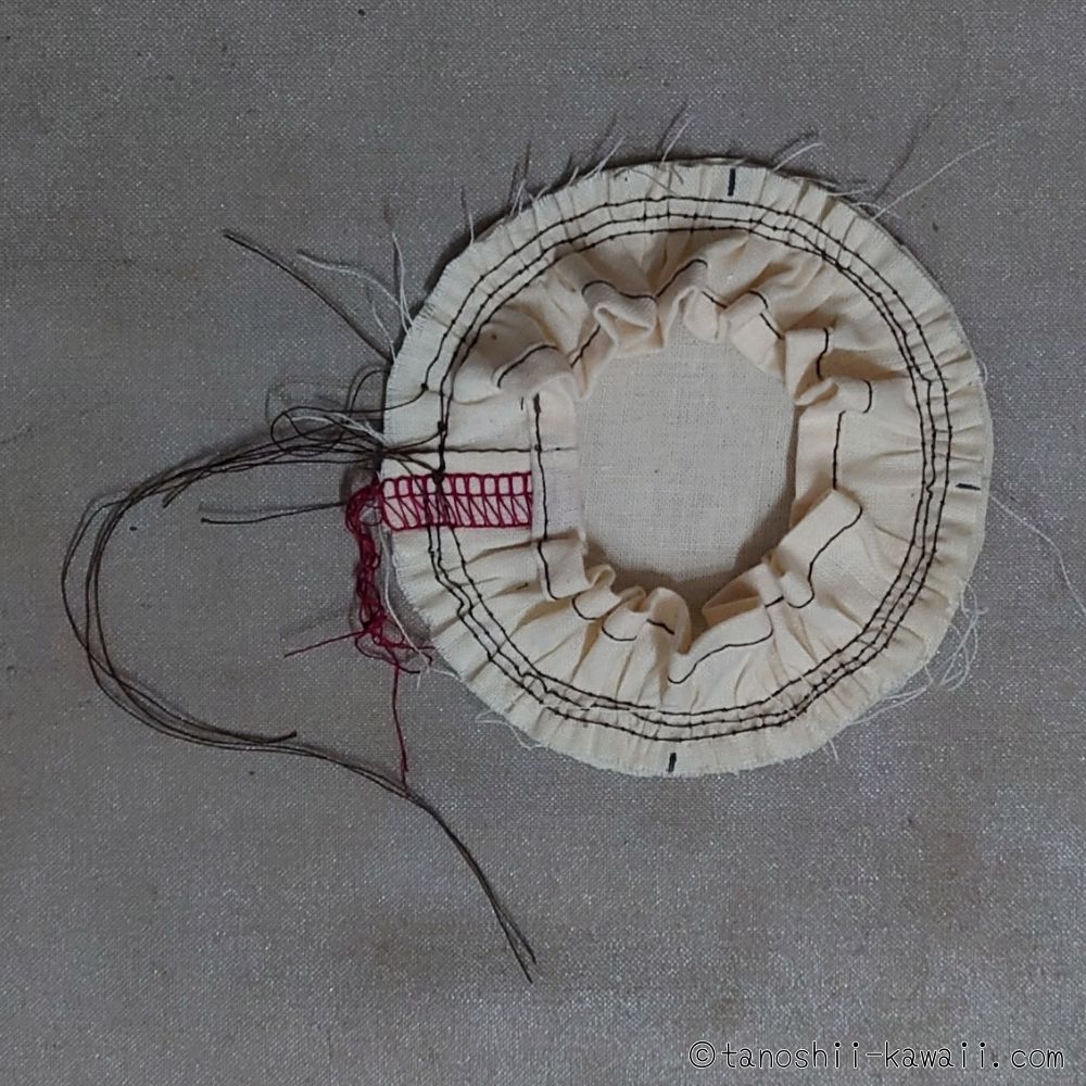 丸に合わせてフリルを縫う