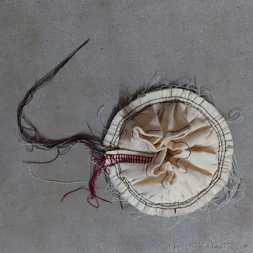 丸に合わせてフリルを縫う