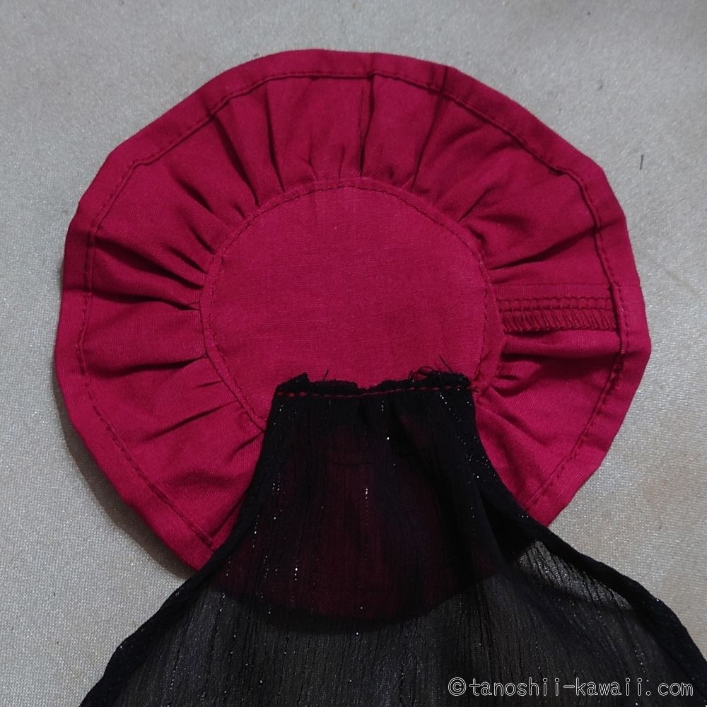 ベールをコバステッチで縫い付ける